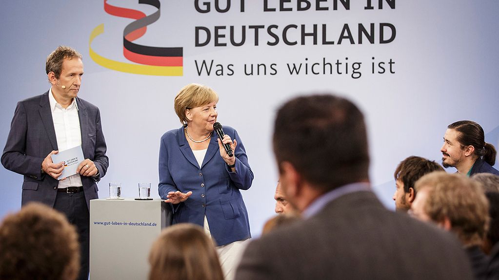 Bundeskanzlerin Angela Merkel im Gespräch mit Bürgern anlässlich der Dialogreihe "Gut leben in Deutschland. Was uns wichtig ist".