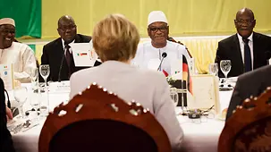 Angela Merkel et le président malien M. Keïta en train de discuter