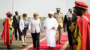 Angela Merkel et le président de la République du Mali, Ibrahim Boubacar Keïta, lors de l'accueil avec les honneurs militaires