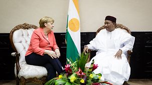 Chancellor Angela Merkel talks with the President of the Niger, Issoufou Mahamadou.