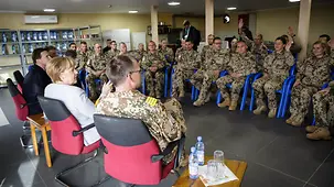 Angela Merkel discute avec des soldats allemands