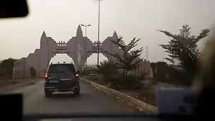 Un coup jeté hors de la voiture pendant le trajet vers Bamako