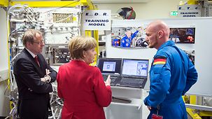 Bundeskanzlerin Merkel besucht die DLR und ESA in Köln