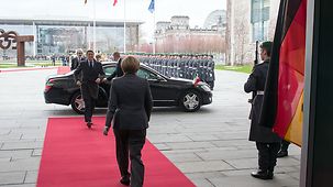 Bundeskanzlerin Angela Merkel begrüßt den italienischen Ministerpräsidenten Matteo Renzi.