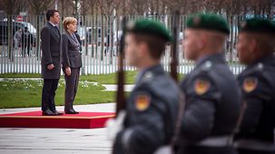 Bundeskanzlerin Angela Merkel begrüßt den italienischen Ministerpräsidenten Matteo Renzi mit militärischen Ehren.