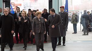 Bundeskanzlerin Angela Merkel und der italienische Ministerpräsident Matteo Renzi bei der Begrüßung im Bundeskanzleramt.