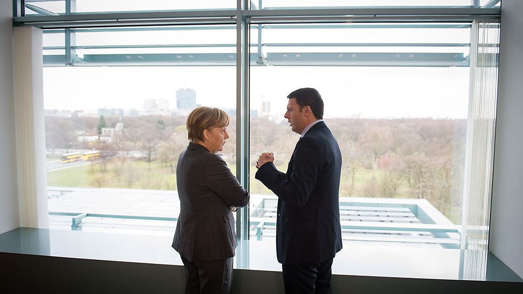 Bundeskanzlerin Angela Merkel unterhält sich mit dem italienischen Ministerpräsidenten Matteo Renzi.