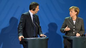 Bundeskanzlerin Angela Merkel und der italienische Ministerpräsident Matteo Renzi auf der abschließenden Pressekonferenz.