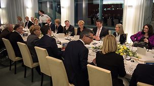 Bundeskanzlerin Angela Merkel, der italienische Ministerpräsident Matteo Renzi und weitere Kabinettsmitglieder beim gemeinsamen Abendessen.