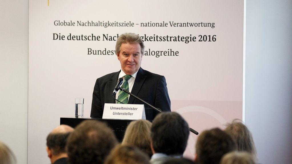 Franz Untersteller, Minister für Umwelt, Klima und Energiewirtschaft Baden-Württemberg, am Rednerpult