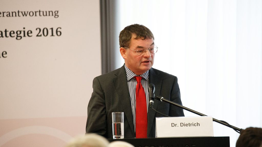 Dr. Ingolf Dietrich, Beauftragter der Sondereinheit Nachhaltige Entwicklungsziele im Bundesministerium für wirtschaftliche Zusammenarbeit und Entwicklung, am Rednerpult