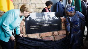Bundeskanzlerin Angela Merkel und die Kommissionsvorsitzende der Afrikanischen Union, Nkosazana Dlamini Zuma, enthüllen eine Plakette zur Eröffnung eines neuen Gebäudes.