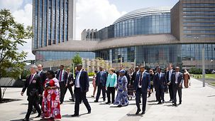 Bundeskanzlerin Angela Merkel und die Kommissionsvorsitzende der Afrikanischen Union, Nkosazana Dlamini Zuma, gehen nebeneinander.