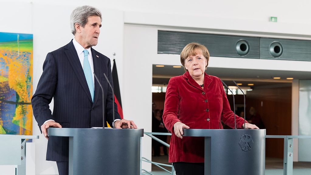 La chancelière fédérale ANgela Merkel rencontre le secrétaire d'État américain John Kerry