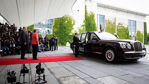Bundeskanzlerin Angela Merkel und Peter Altmaier stehen vor dem Kanzleramt.