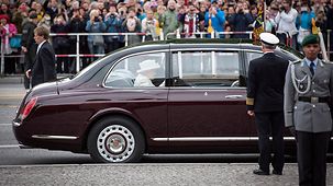 Die britische Königin Elizabeth II. und ihr Ehemann Philip im Auto.