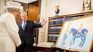 Bundespräsident Joachim Gauck überreicht sein Gastgeschenk.