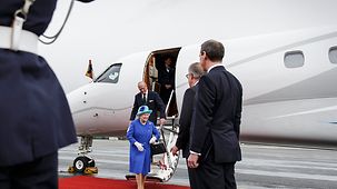 Die britische Königin Elizabeth II. und ihr Ehemann Philip bei der Ankunft auf dem Flughafen.