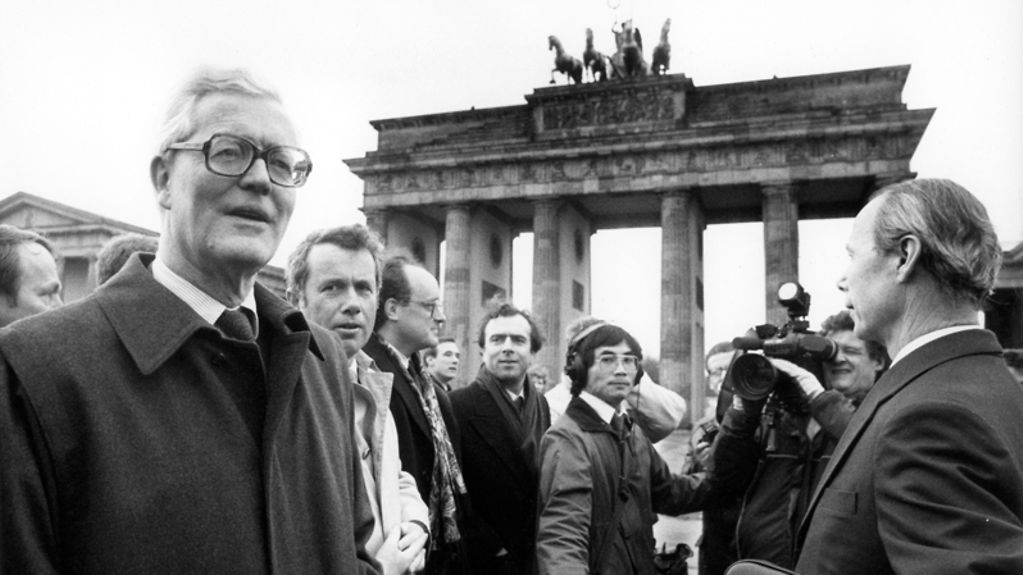 Der britische Auenminister Douglas Hurd ist am 22.01.1990 zu einem mehrtägigen Besuch in der DDR eingetroffen.