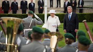 Bundespräsident Joachim Gauck begrüßt die britische Königin Elizabeth II.