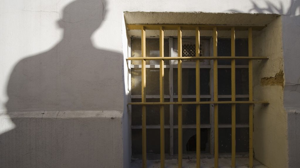 Der Schatten eines Mannes ist am Samstag (07.11.2009) neben dem letzten erhaltenen Gitterfenster des ehemaligen Geschlossenen Jugendwerkhofes Torgau in der heutigen Gedenkstätte in Torgau zu sehen. Ein dunkles Kapitel des DDR-Erziehungssystems wird seit …