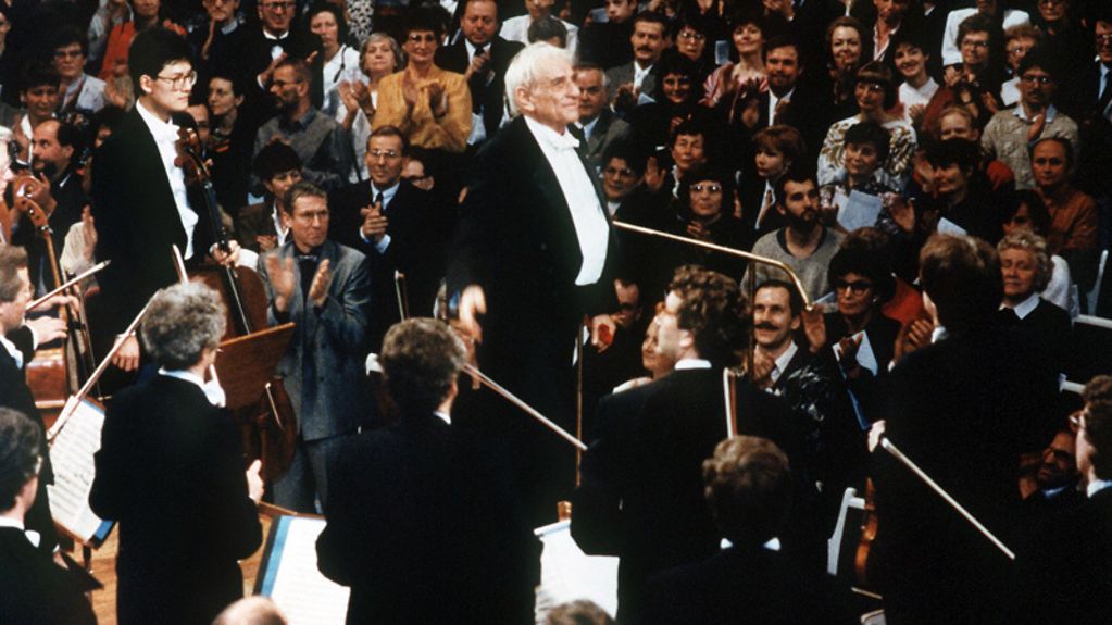 Der amerikanische Dirigent und Komponist Leonard Bernstein dirigierte am 25. Dezember 1989 das mit einem internationalen Ensemble besetzte Ost-West-Konzert in Berlin.
