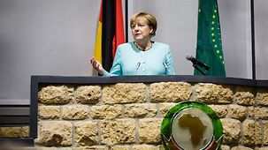 Bundeskanzlerin Angela Merkel hält eine Rede zur Eröffnung des Gebäudes für Frieden und Sicherheit.