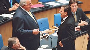 Bundeskanzler Gerhard Schröder ( r.) spricht nach seiner Wahl mit seinem Amtsvorgänger Helmut Kohl.