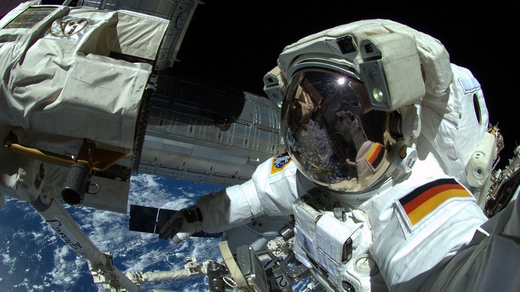 Astronaut Alexander Gerst beim Außeneinsatz auf der Internationalen Raumstation ISS