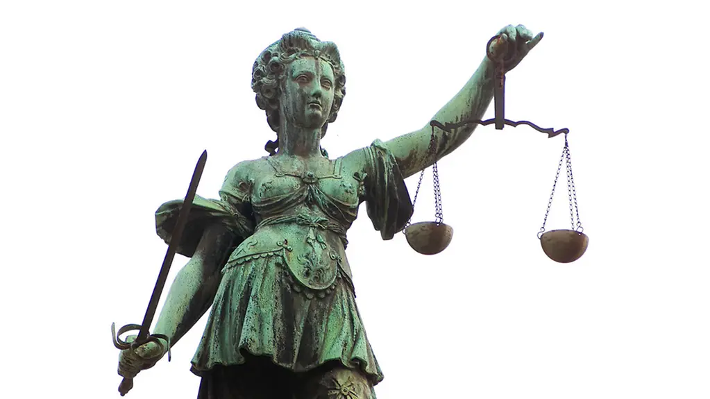 Bronzestatue der „Justitia“ mit Schwert und Waage