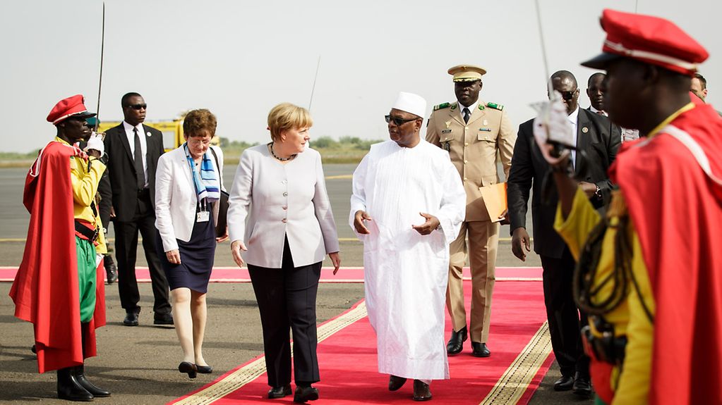 Bundeskanzlerin Merkel und die Empfangsdelegation in Mali.