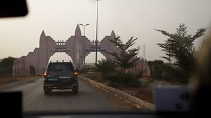 Blick aus einem Auto während der Fahrt nach Bamako.