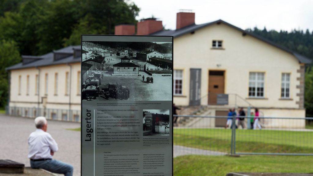 Informationstafel vor der KZ-Gedenkstätte in Flossenbürg.