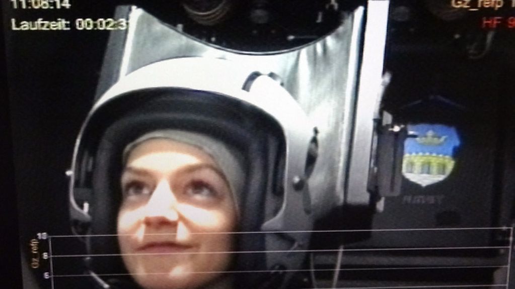 Wissenschaftlerin mit Helm in der Zentrifuge