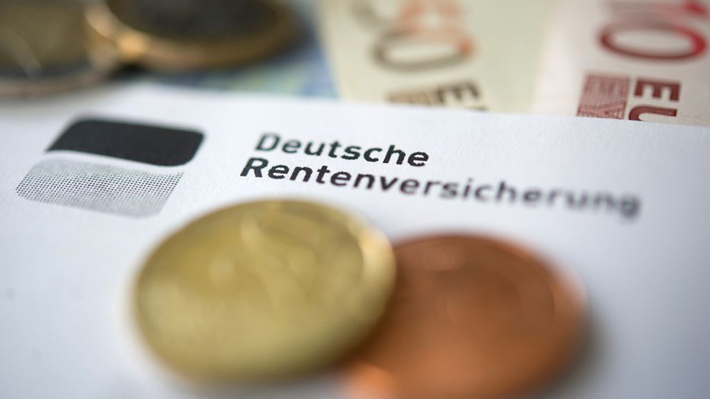 Münzen liegen auf einer Renteninformation der Deutschen Rentenversicherung. Rente