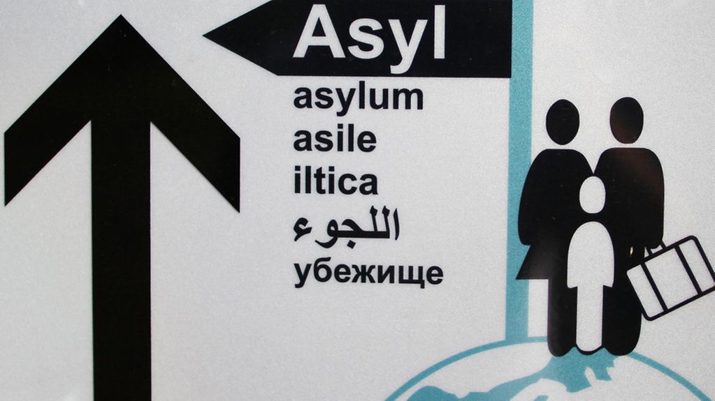 Ein Schild 'Asyl' ist vor der Erstaufnahmeeinrichtung.
