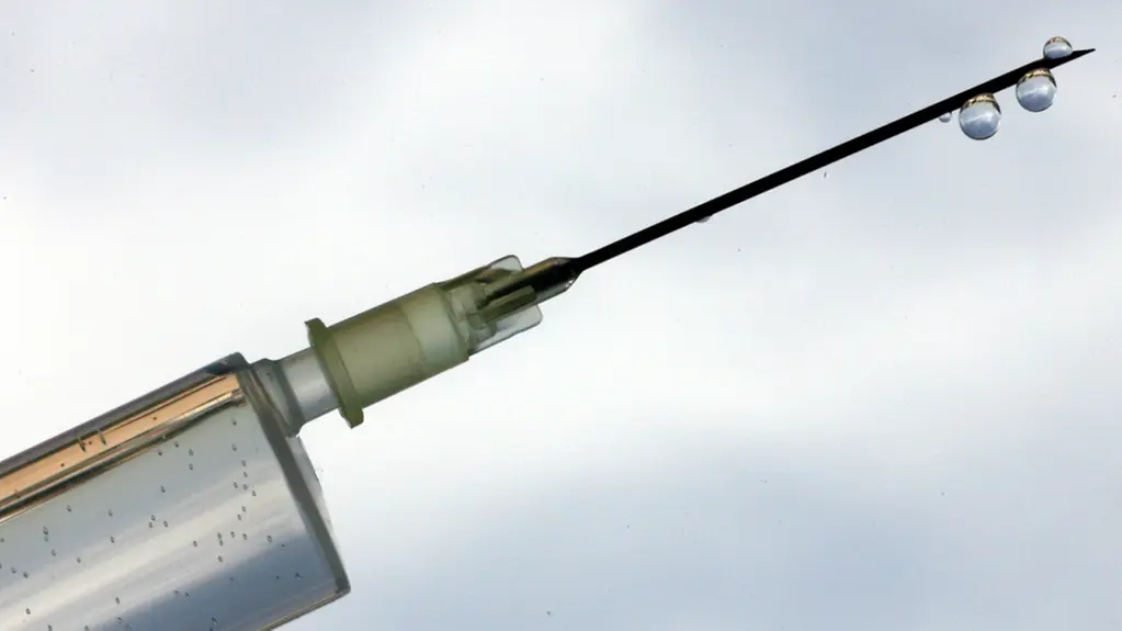 Dopingspritze mit Tropfen an der Nadel