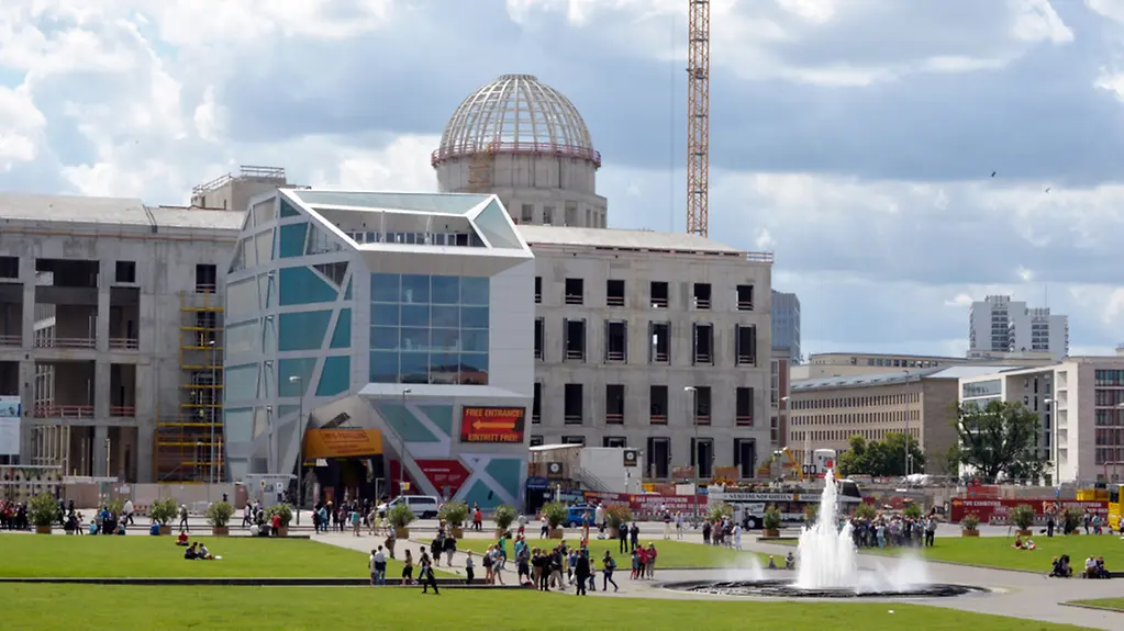 Blick auf die Infobox und Rohbau des Humboldt-Forums in Berlin
