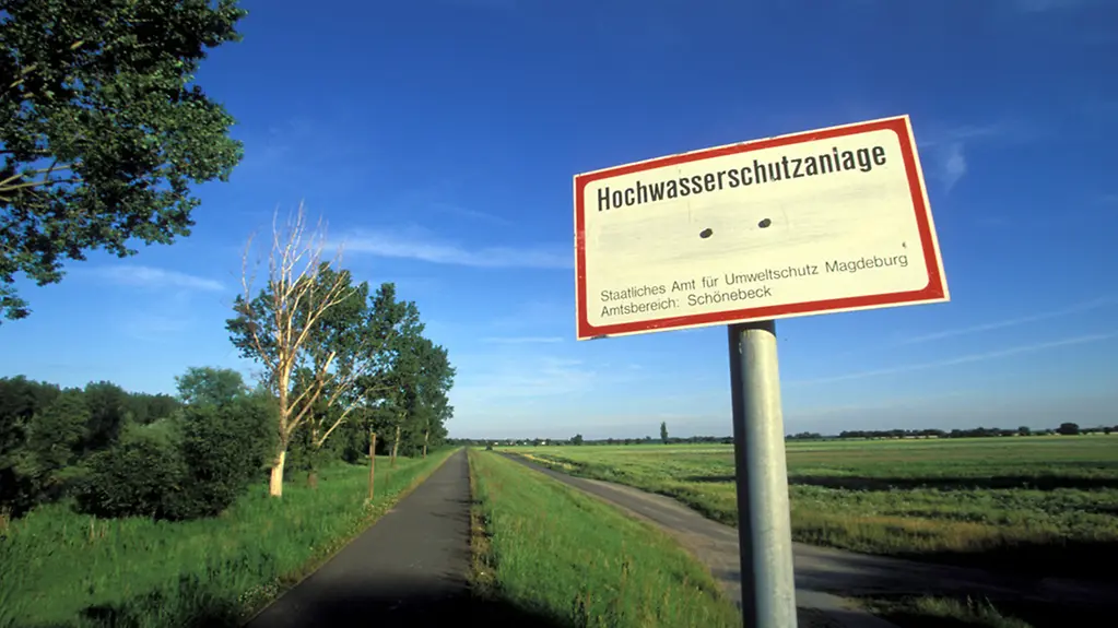 Radweg auf der Deichkrone an der Elbe bei Breitenhagen.