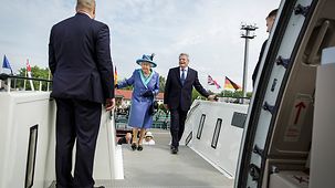 Die britische Königin Elizabeth II. und Bundespräsident Joachim Gauck besteigen ein Flugzeug.