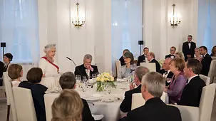 Die britische Königin Elizabeth II. und ihr Ehemann Philip beim Abendessen in Schloss Bellevue