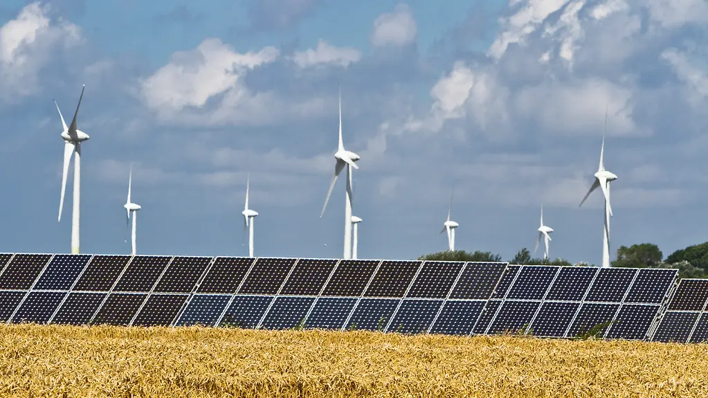 Solar- und Windkraftanlagen an der deutschen Nordseeküste