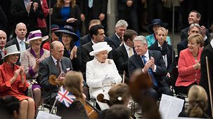 Die britische Königin Elizabeth II., ihr Ehemann Philip, Bundespräsident Joachim Gauck mit Partnerin Daniela Schadt und Bundeskanzlerin Angela Merkel sitzen im AUdimax der TU.
