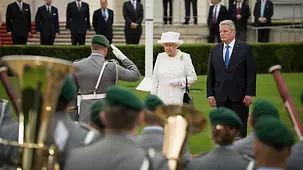 Federal President Joachim Gauck welcomes the Queen.