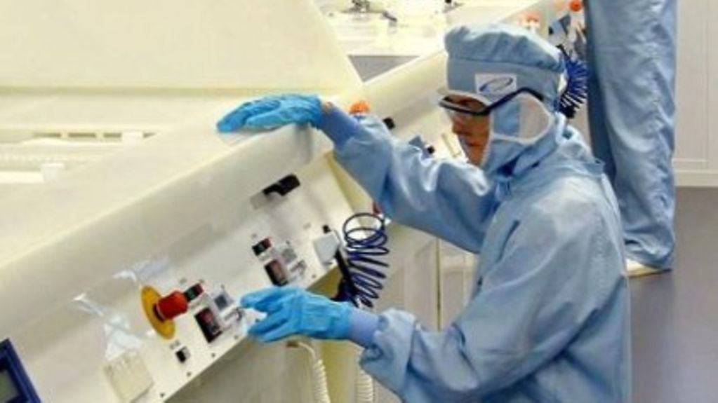 Forscher im Reinraum der Nanotechnologie des Forschungszentrums Caesar in Bonn