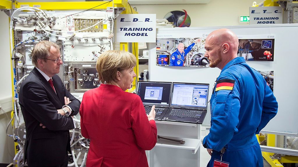 La chancelière fédérale Angela Merkel visite le Centre aérospatial allemand et l'ESA à Cologne