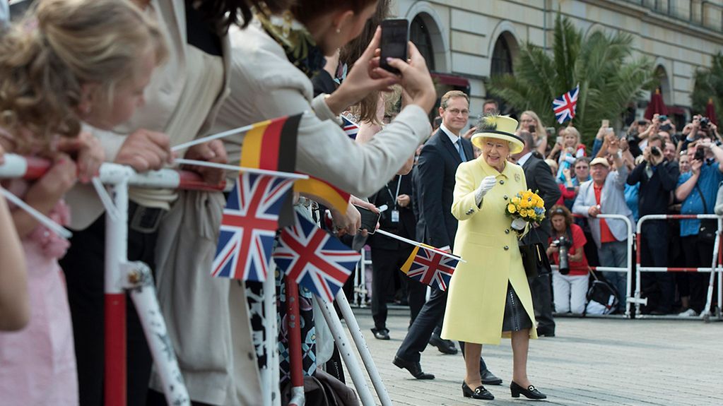 Die britische Königin Elizabeth II. auf dem Pariser Platz.