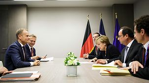 Bundeskanzlerin Angela Merkel spricht mit Donald Tusk, Präsident des Europäischen Rates.