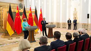 Bundeskanzlerin Angela Merkel und der chinesische Ministerpräsident Li Keqiang bei der Pressekonferenz anlässlich der deutsch-chinesischen Regierungskonsultationen.