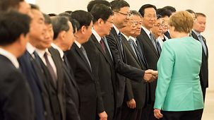 Bundeskanzlerin Angela Merkel begrüßt die chinesische Delegation.